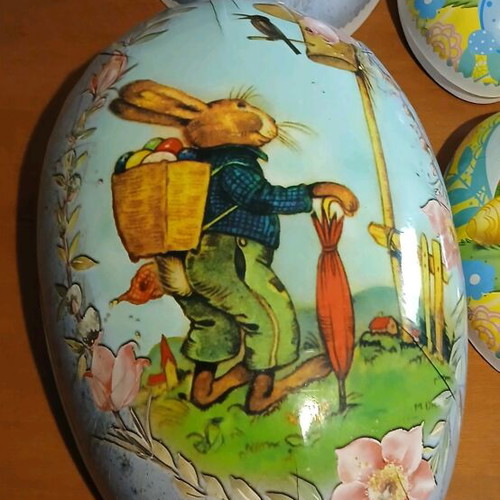 Large paper Easter egg 35cm used, set of two