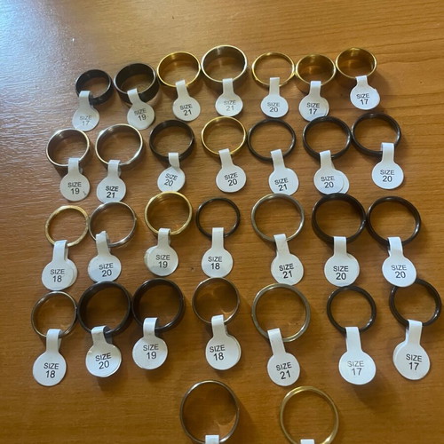 Δαχτυλίδια καινούργια, πακέτο 30 από stainless steel σε μαύρο και χρυσαφί
