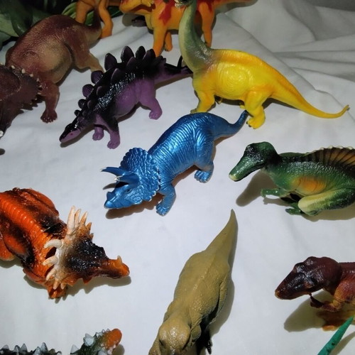 Dinosaur figures like new, set of 31