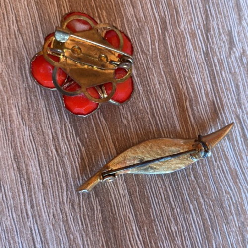 Decorative pins set of 2 flower and leaf like new, gold metal