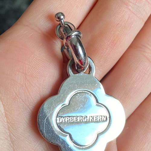 Висулка charm Dyrberg/Kern с форма на камелия като нова