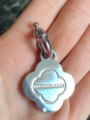 Висулка charm Dyrberg/Kern с форма на камелия като нова