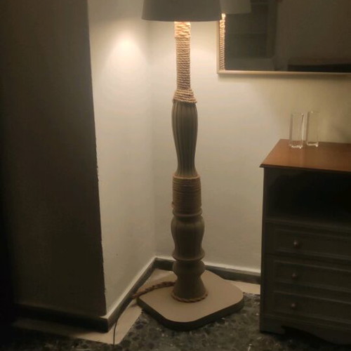 Αντικε φωτιστικό μεταχειρισμένο από μασίφ ξύλο ύψους 1,70 μ.