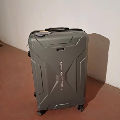 Large suitcase. 82×48×33 cm.