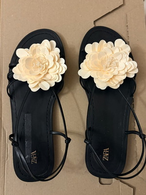 Zara Black Leather Sandals with Cream Flower Size 37 Like New
