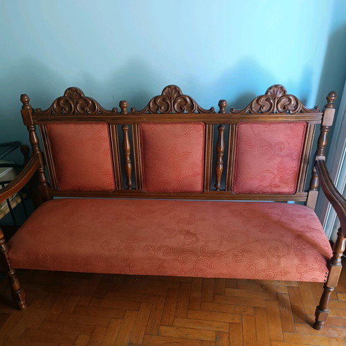 Vintage three-seater sofa like new with carvings and velvet upholstery