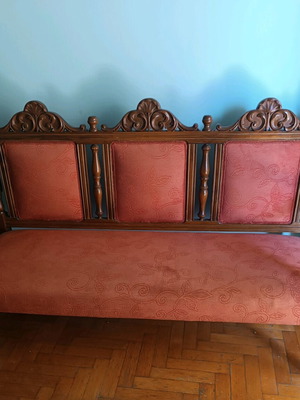 Vintage three-seater sofa like new with carvings and velvet upholstery