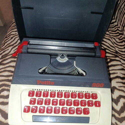 Vintage Petite 900 children's typewriter used