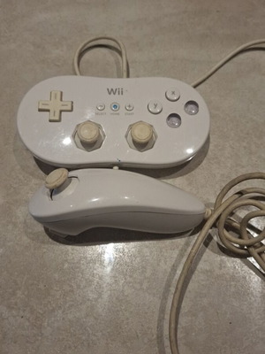 Nintendo Wii controllers used, set of 2, functional