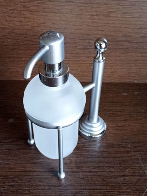 Επικαθήμενο dispenser υγρού σαπουνιού καινούργιο, επιχρωμιομένος ορείχαλκος και γυαλί