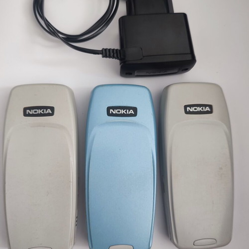 Nokia 3310 Classic Phone used with charger, retro vintage model