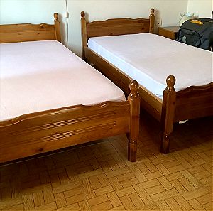 Δύο κρεβάτια με τα στρώματα τους. Άριστη κατάσταση .