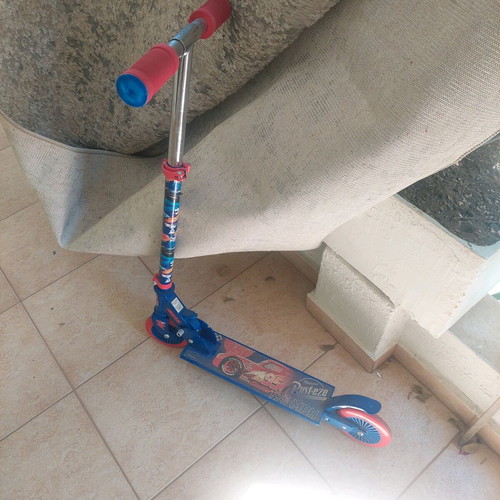 Children's scooter with 2 wheels like new