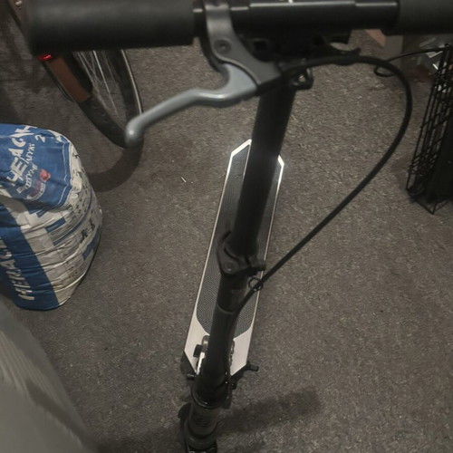Scooter with brake on handlebar like new