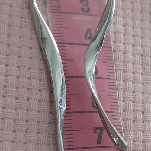 Stainless steel impressive earring new, silver