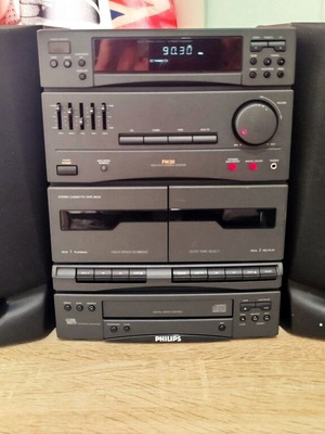 Philips FW20 stereo system like new, radio, 2 cassette decks, CD, AUX
