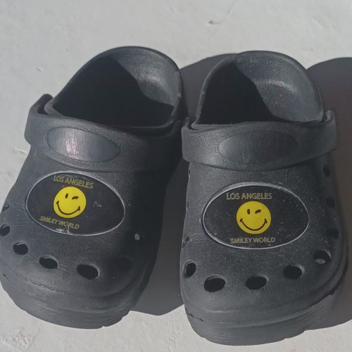 Unisex open slippers like new, size 28, black
