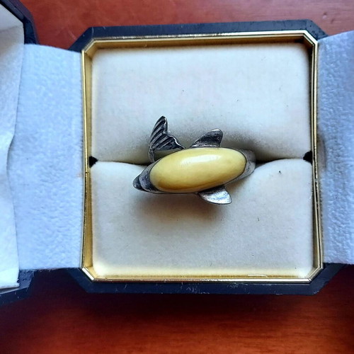 Vintage dolphin-shaped ring with yellow amber stone like new