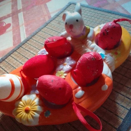Easter decorative ceramic egg holder like new with 7 slots