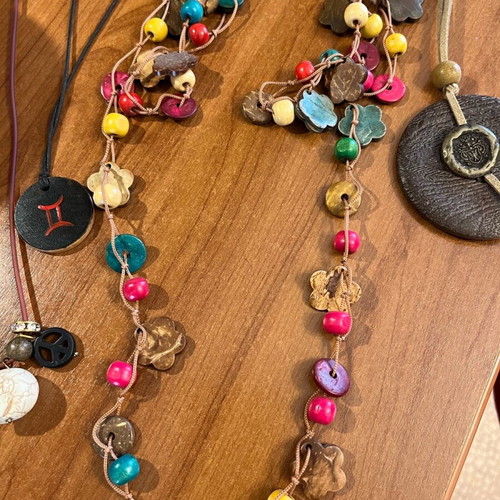 Pack of 5 necklaces like new, intact