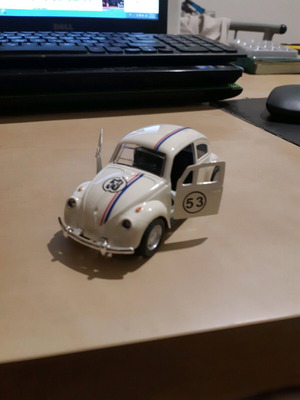 Πακέτο δύο VW Beetle μοντέλα κλίμακας με μηχανισμό pullback και ανοιγόμενες πόρτες, καινούργια