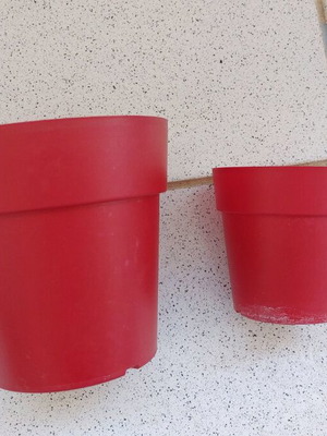 Plastic flower pots like new, pack of 3, 2 red and 1 pink