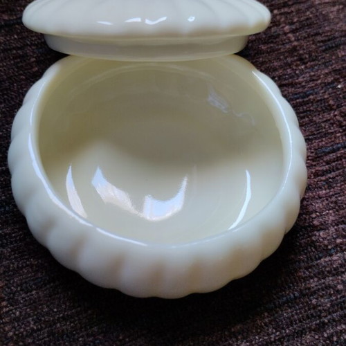 Collectible Boubounieraki ivory color like new