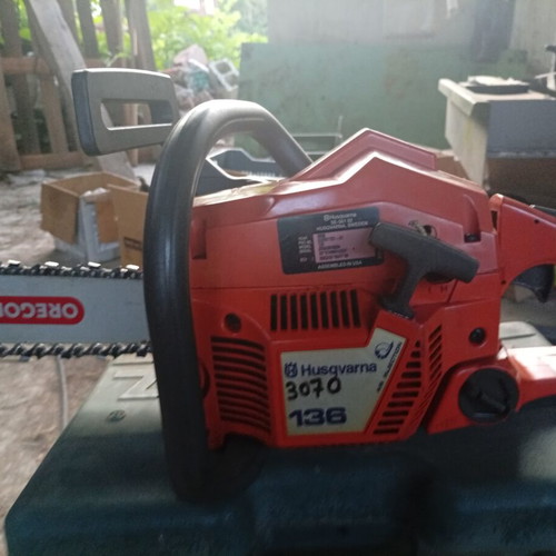Husqvarna 136 chainsaw like new, 36 cc, 2.2 hp