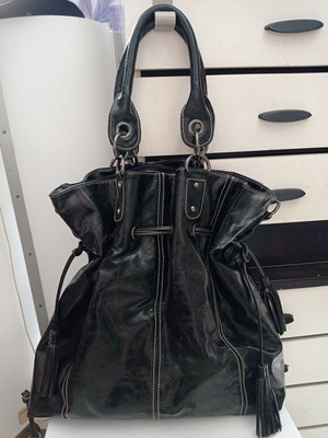 Τσάντα γυναικεία μεγάλη μαύρη χειρός και ώμου μεταχειρισμένη με λουράκι