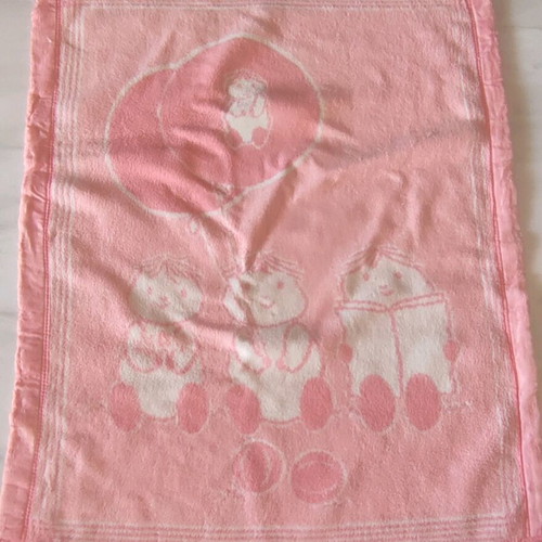 Baby blanket like new, pink, ideal for crib or playpen