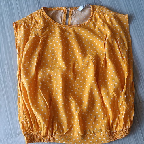 Women’s top like new size small with elastic hem