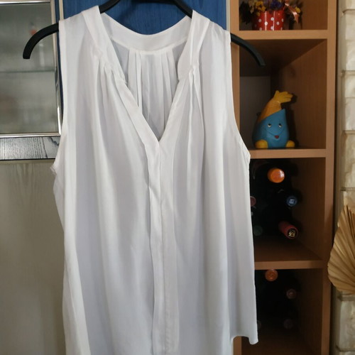 Women's blouse like new, size M, pleated front and back