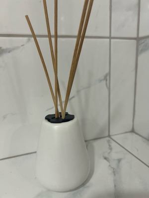 White Bombe Diffuser with Sticks like new
