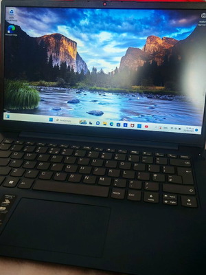 Lenovo ideapad 1 14igl7 14" like new with bag and usb dvd drive