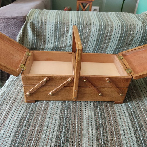 Wooden sewing box with handle, vintage style
