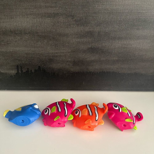 Finding Nemo style bath toys set like new, 4 colorful rubber fish