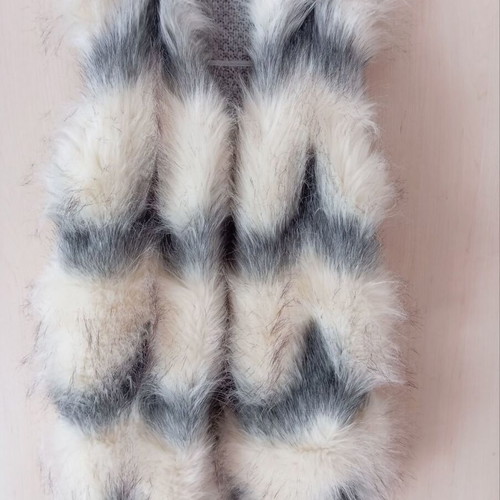 Sleeveless jacket like new with gray knitted back and fur