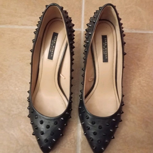 Zara black pumps like new with studs size 39