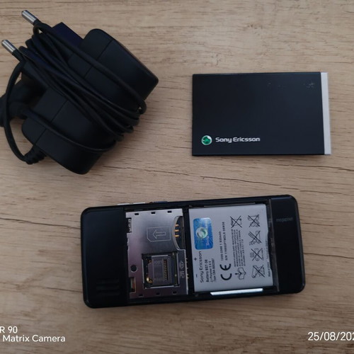 Sony Ericsson C902 mobile phone with charger and battery