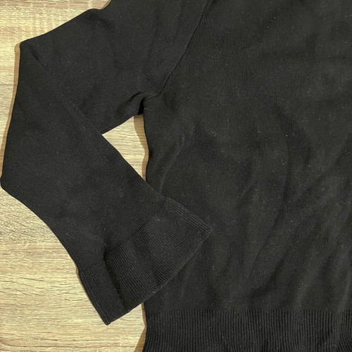 Women's sweater new, black with bows on the back