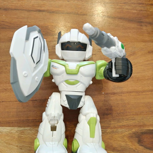 Electronic robotic toy used with gun and shield 3+