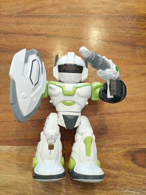 Electronic robotic toy used with gun and shield 3+