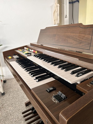 Yamaha vintage electric organ used, wooden construction