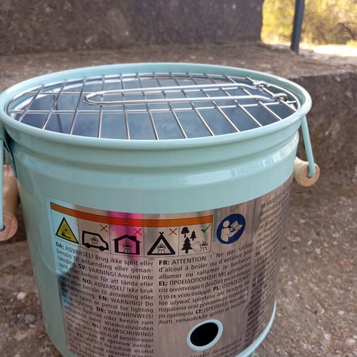 Small grill with double handle and grate