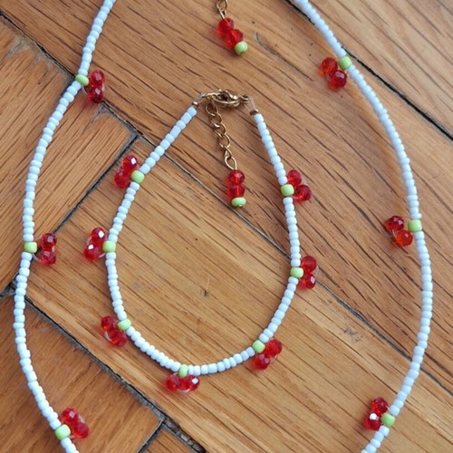 Necklace and bracelet set handmade with glass beads and crystals