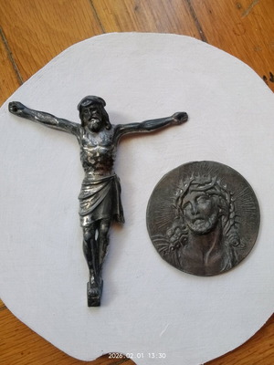 Μεταλλικές παραστάσεις Εσταυρωμένος Χριστός και Χριστός με ακάνθινο στεφάνι μεταχειρισμένες, πακέτο δύο
