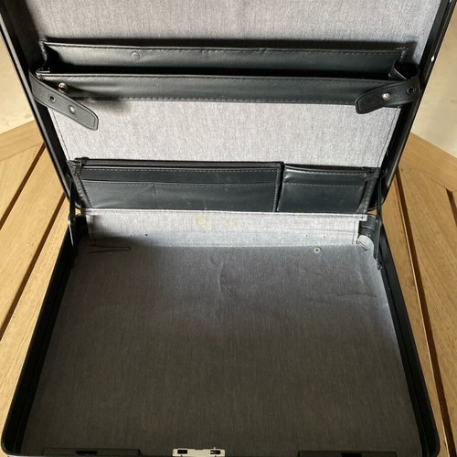 Duke hard briefcase black color like new 44x32