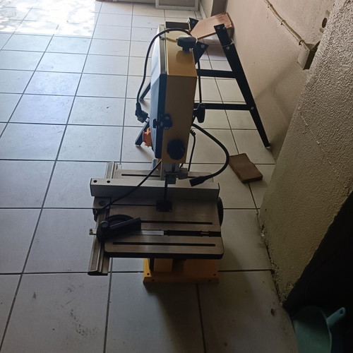 Boston 550W bandsaw like new, barely used