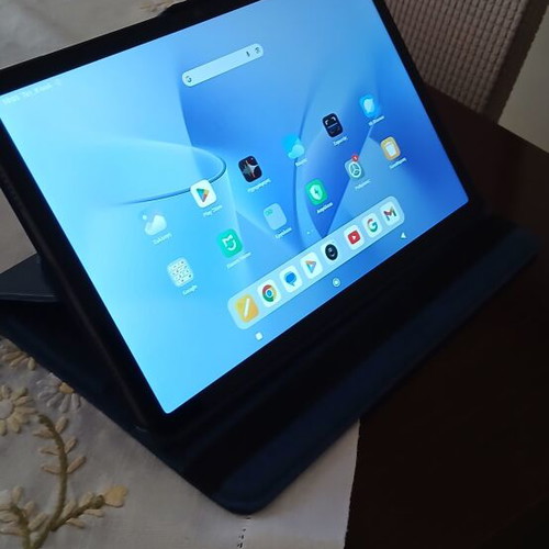 Tablet new with built-in case and charger