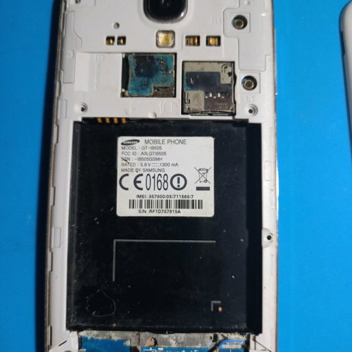 Samsung Galaxy S4 GT-09505 used for parts with broken screen
